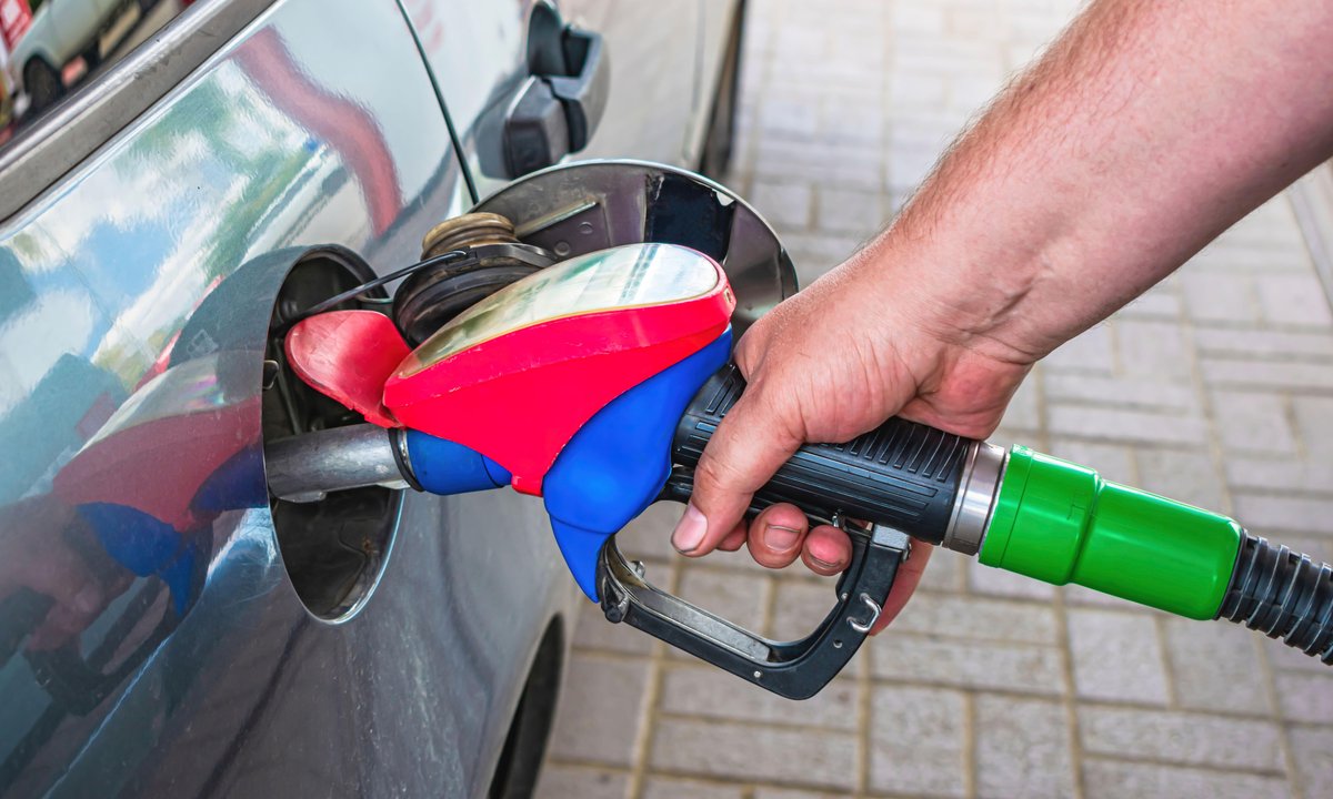 Dlaczego młodzi boją się tankować? Starsze pokolenie nie miało problemu