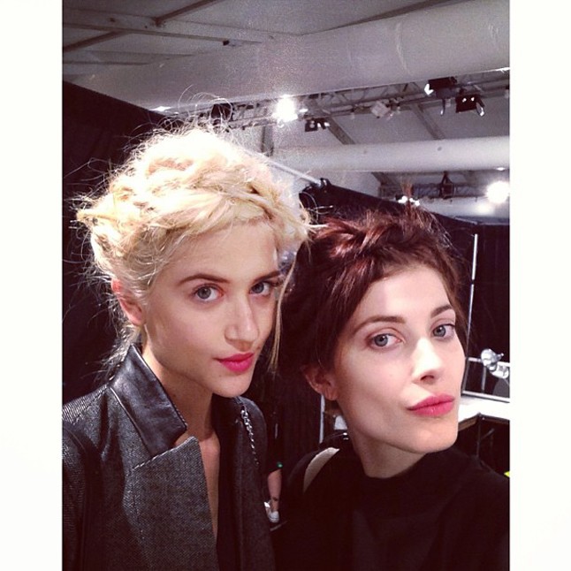 Nemzetközi nevén Kate Kondás Larissa Hofmann modellel a Nicole Miller show backstage-jében.