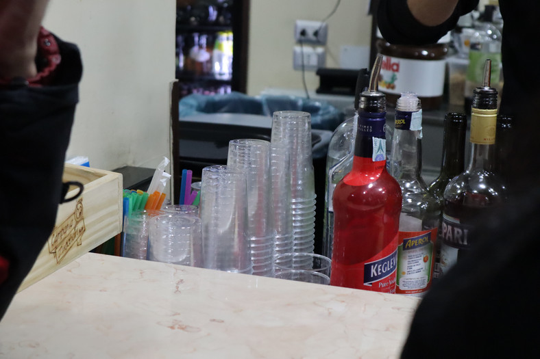 Jednorazowe plastikowe kubki w jednym z barów przy głównej ulicy, gdzie bawili się mieszkańcy