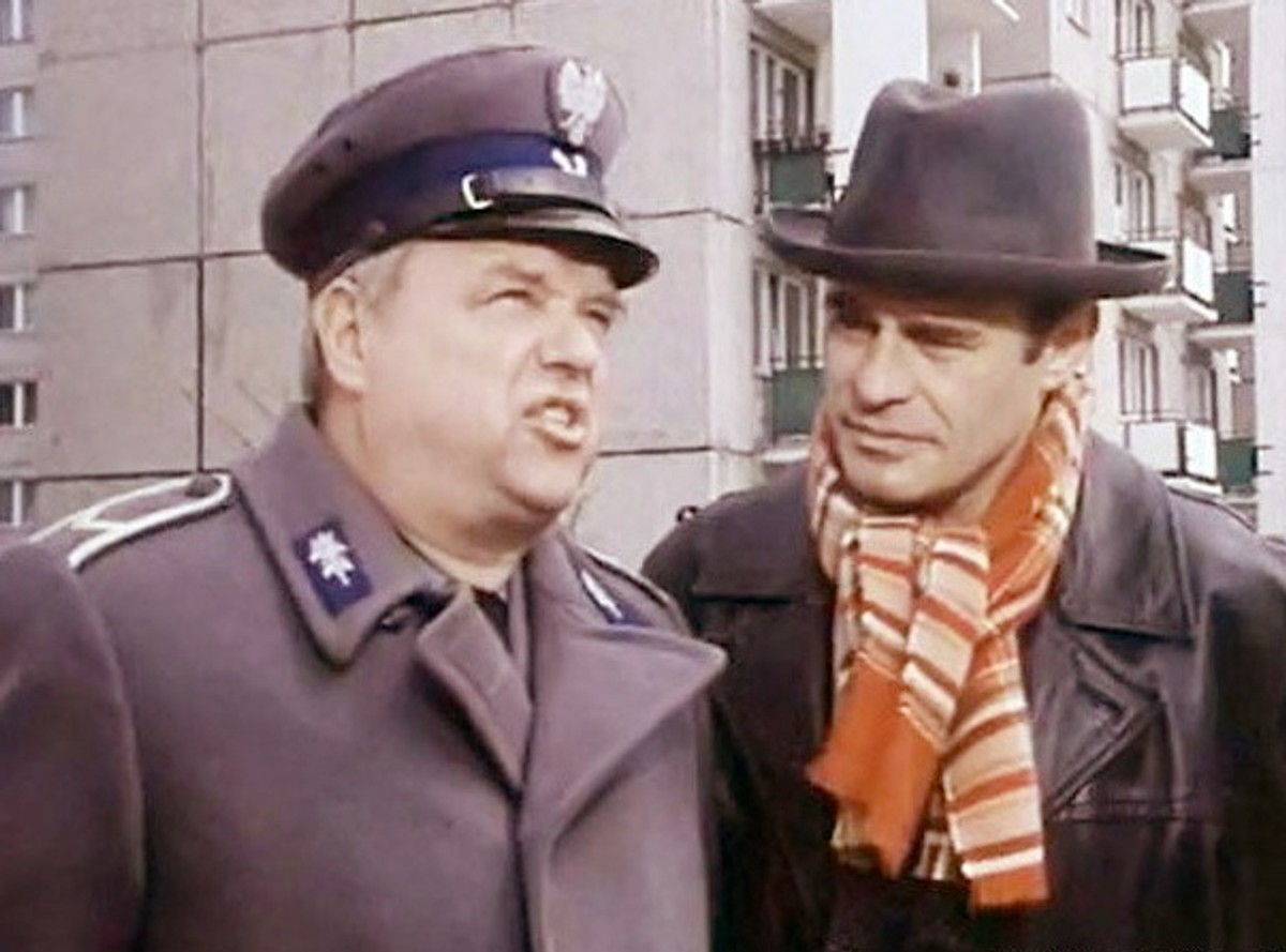Stanisław Bareja miał w zwyczaju pojawiać się w reżyserowanych przez siebie filmach, grając niewielkie role. Na zdjęciu w roli dzielnicowego Parysa w serialu "Alternatywy 4"