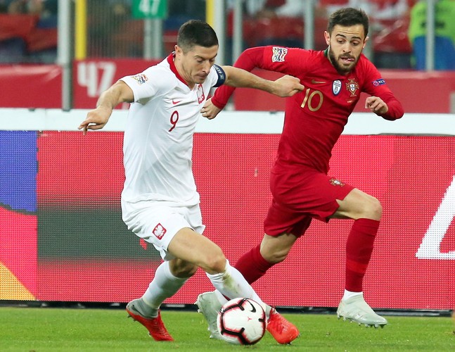 Polak Robert Lewandowski (L) i Bernardo Silva (P) z Portugalii podczas meczu piłkarskiej Ligi Narodów w Chorzowie