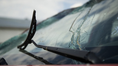 Baleset történt: felborult egy autó az M1-esen