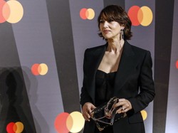 Nie było wiadomo, na co patrzeć... Monica Bellucci obcięła włosy i hipnotyzowała biustem. FOTO