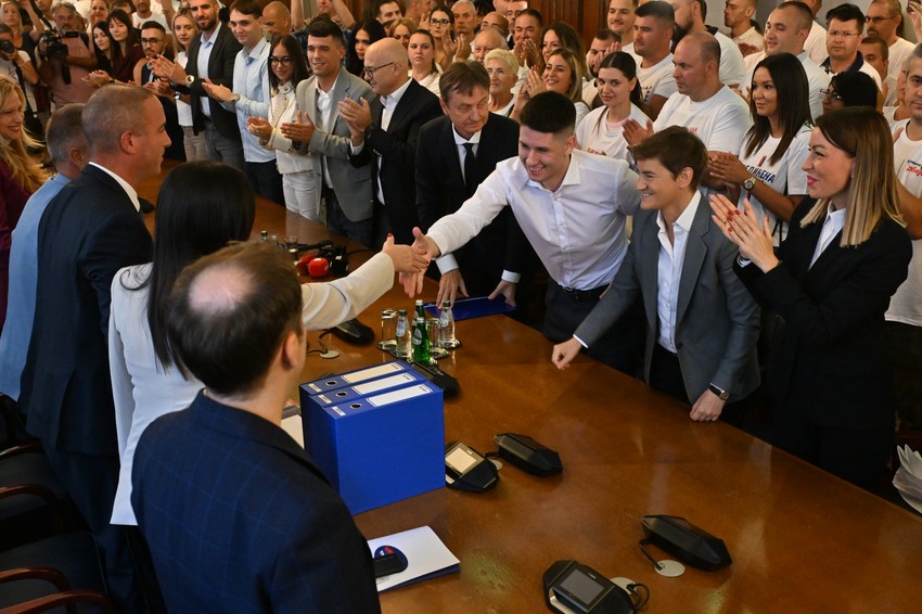 Predavanje izborne liste SNS