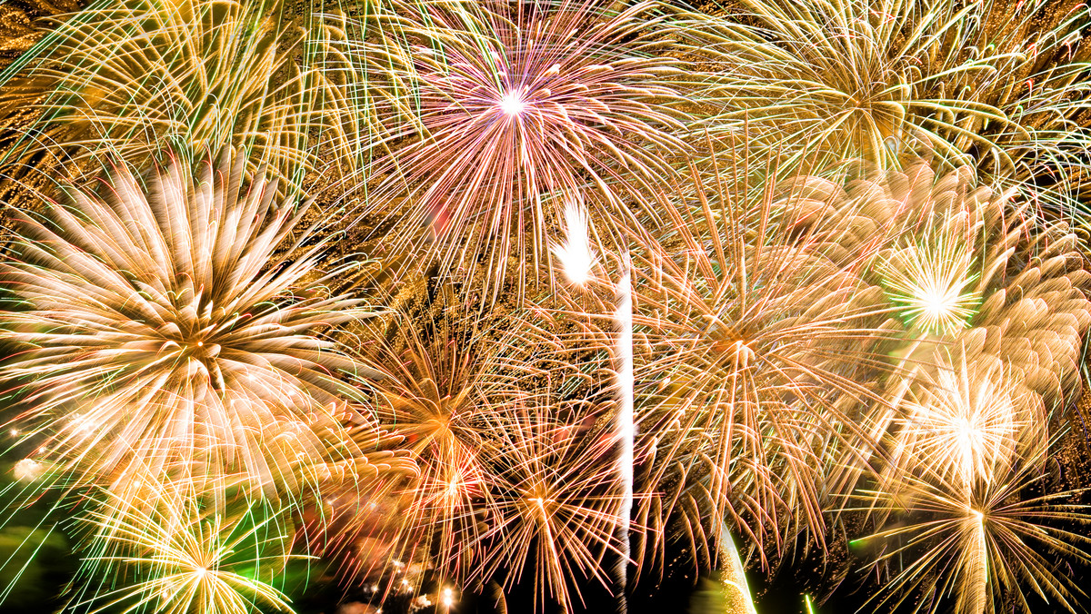 Wieczór z gwiazdą w Częstochowie, przy muzyce lokalnych artystów lub tanecznej prezentowanej przez DJ'a. Sprawdziliśmy, gdzie mieszkańcy powitają Nowy Rok 2015 pod gołym niebem.