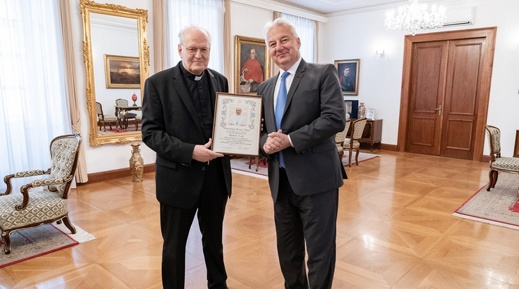 Erdő Péter bíboros átadja Ferenc pápa Semjén Zsoltnak szóló meglepetését / Forrás: Miniszterelnökség