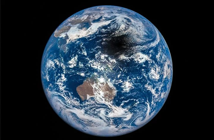 Ziemia z pewnością nie jest płaska, ale lekko spłaszcza się na biegunach. Wynika to z jej ruchu obrotowego