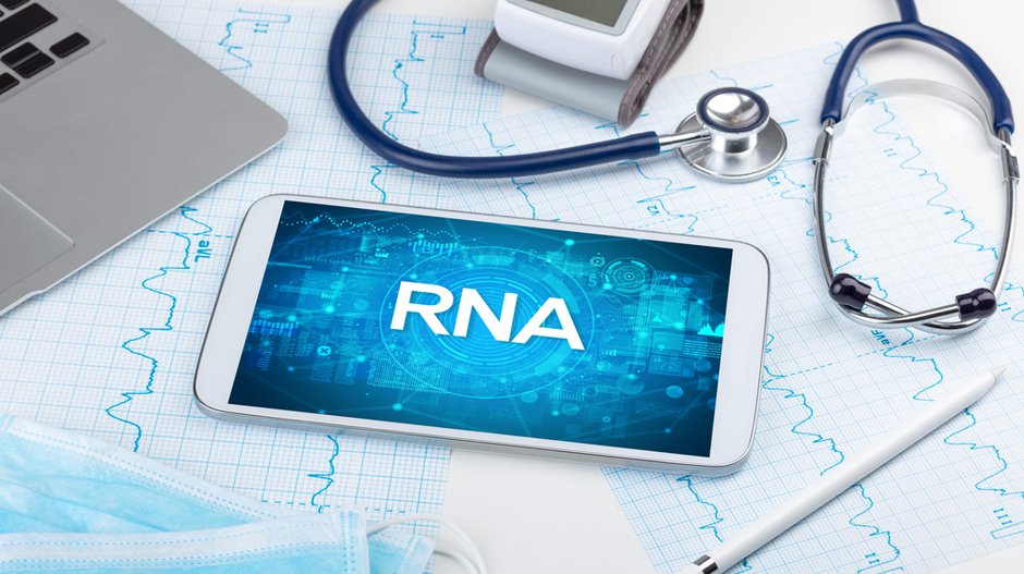 Szczepionki RNA, takie jak preparaty Pfizera i Moderny, wykorzystują sekwencję kwasu rybonukleinowego (RNA)