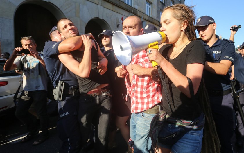 Marsz narodowców w Warszawie. Policja wynosiła protestujących