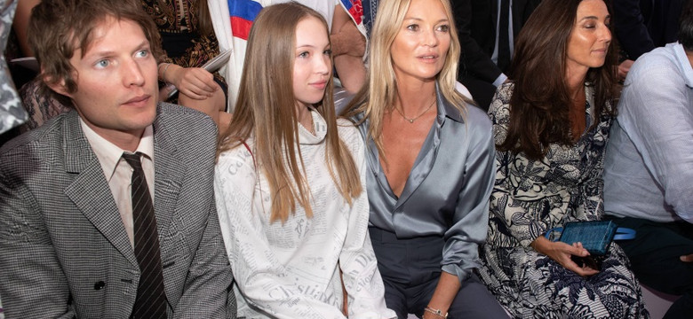 Kate Moss zabrałą córkę na ważny pokaz. Internauci krytykują urodę nastolatki. "Twarz jak piłka"