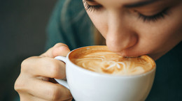 Czy można pić kawę w trakcie karmienia piersią? Ekspertka odpowiada