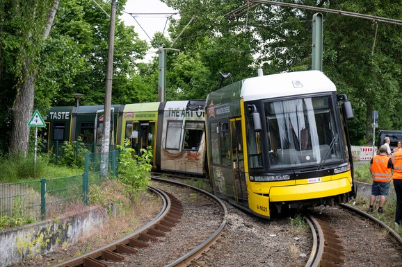 Najmanje 20 ljudi povređeno prilikom iskliznuća tramvaja iz šina u Berlinu: Vozilo udarilo u stub, pa se prepolovilo
