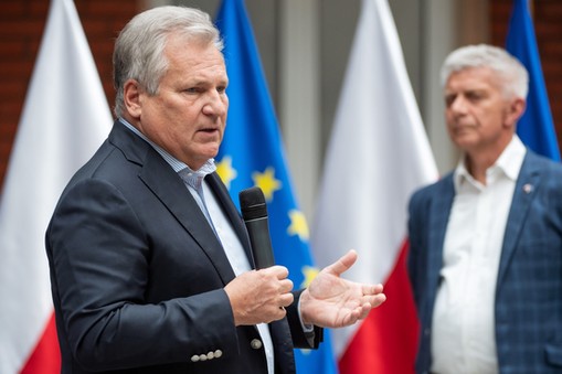 Były prezydent RP Aleksander Kwaśniewski (L) i były prezes Rady Ministrów Marek Belka