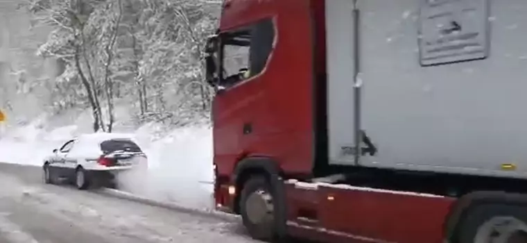 Niepozorne kombi pociągnęło tira. Aż ciężko uwierzyć, że to się udało [WIDEO]