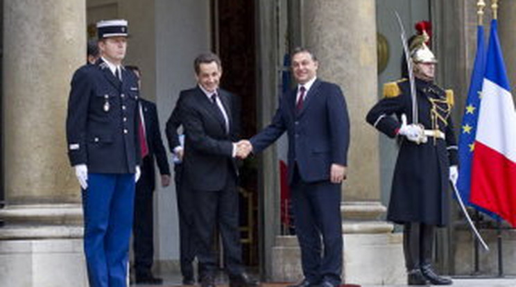 Sarkozy Orbánnak: kezeit csókolom
