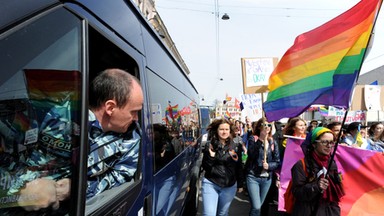 Rosja rusza na wojnę z LGBT. Decyzja nie weszła jeszcze w życie, ale konsekwencje już są. "Wtargnęli do sauny, robili zdjęcia"