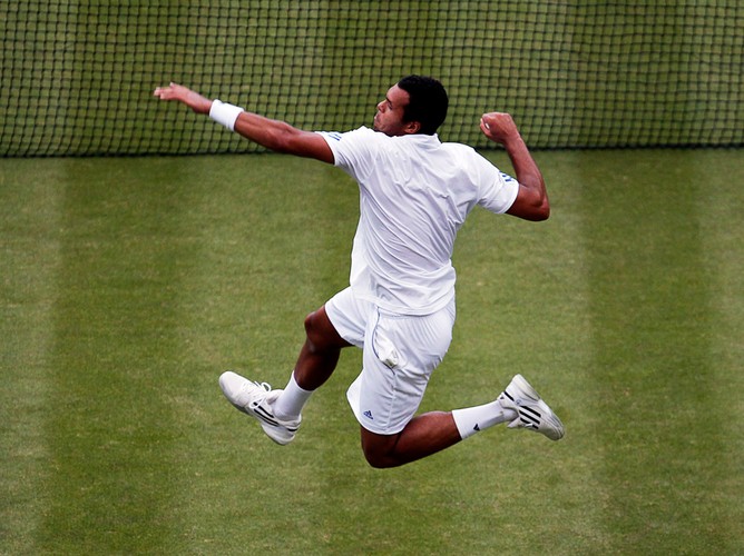 Francuz Jo-Wilfried Tsonga cieczy się z wygranej z bułgarem Gregorem Dimitrovem w Wimbledon Championships. Londyn, Anglia