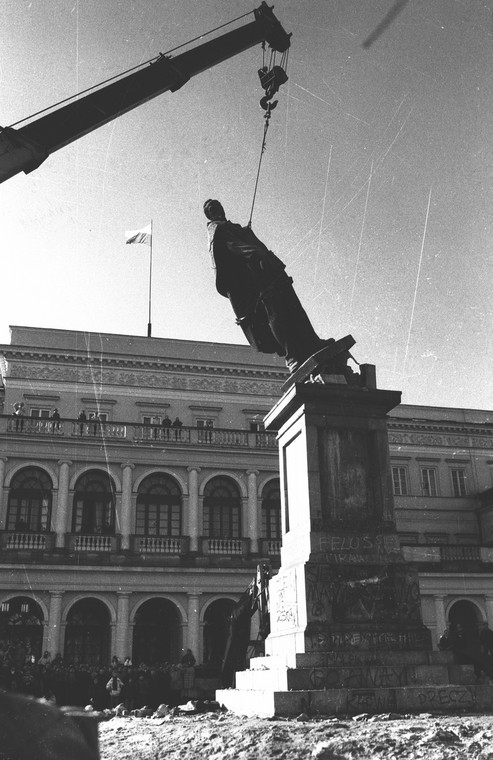 Demontaż pomnika Dzierżyńskiego w Warszawie. 19 listopada 1989 r.