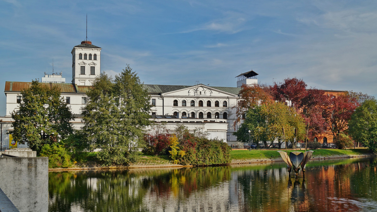 Tkaniny artystyczne ponad 30 artystów pochodzących z dwóch kontynentów będzie od czwartku prezentować Centralne Muzeum Włókiennictwa w Łodzi. Wystawa" Azja-Europa III" ma na celu zapoznanie odbiorców z różnorodnością współczesnej sztuki włókna.