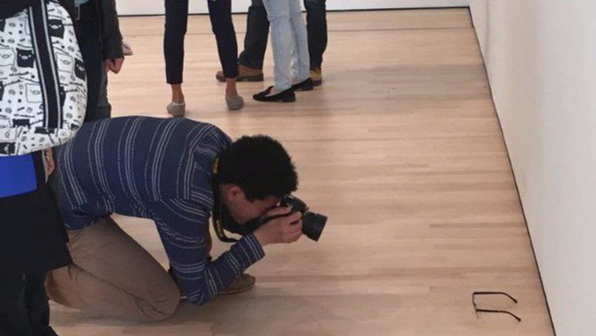 Młodzieniec postanowił zrobić kawał odwiedzającym Muzeum Sztuki Współczesnej w San Francisco. TJ Khayatan zostawił na podłodze swoje okulary. Zwiedzający wzięli ja za dzieło sztuki.