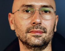 Dr hab. Jan Sowa socjolog i kulturoznawca, eseista. Pracuje w Katedrze Antropologii Literatury i Badań Kulturowych Uniwersytetu Jagiellońskiego