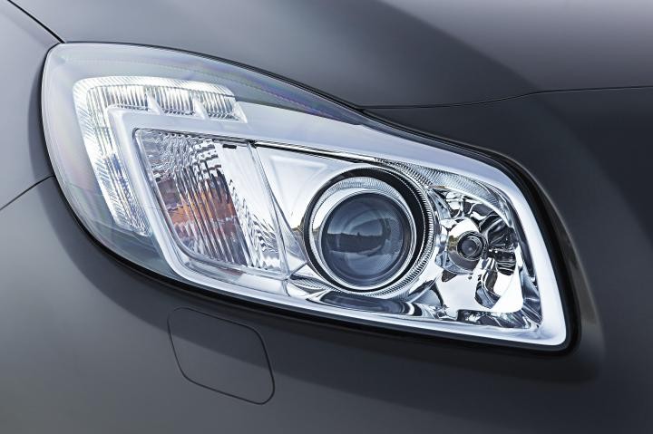 Pierwszym z brzegu jest inteligentne oświetlenie Adapting Forward Lighting (AFL). Nowe reflektory AFL zostały opracowane wspólnie przez specjalistów z Opla i firmy Hella