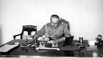 Marszałek Józef Piłsudski w gabinecie.