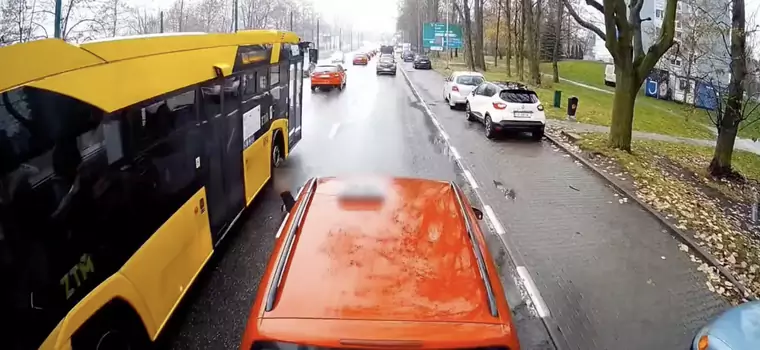 Taksówkarz nagle zahamował przed ciężarówką. Sam na siebie ukręcił bat [WIDEO]