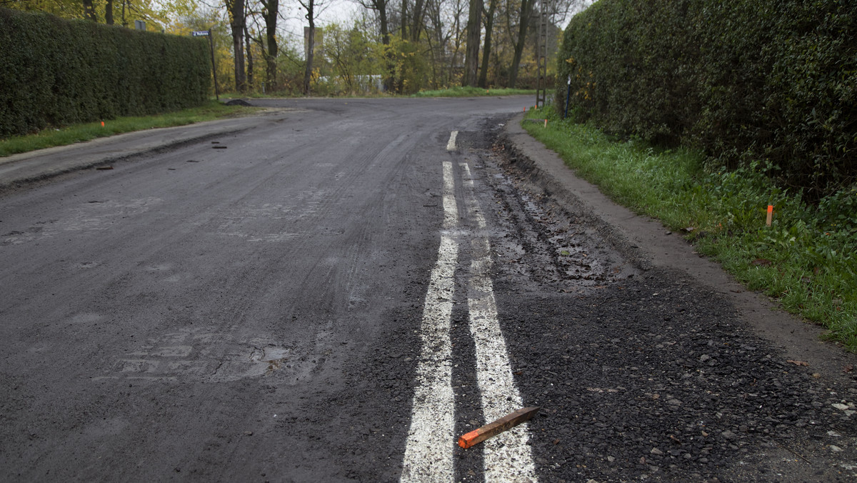 Mimo że remont ulicy Głównej w Smolcu pod Wrocławiem jeszcze się nie zakończył, na drodze już kilka dni temu wymalowano białe linie. Nowe pasy zamiast na asfalcie, którego jeszcze nie położono, powstały na błocie i kałużach. Okoliczni mieszkańcy nie mogli uwierzyć własnym oczom. Jak się okazuje, jedna z firm testowała w ten sposób nową maszynę.