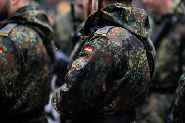 "Musimy stać się kamieniem węgielnym bezpieczeństwa w Europie, z najlepiej wyposażoną armią" – mówił we wrześniu ubiegłego roku niemiecki kanclerz Olaf Scholz. Holenderska gazeta skomentowała, że aby do tego doszło na początku konieczne będzie "postawienie niemieckiej armii na nogi".