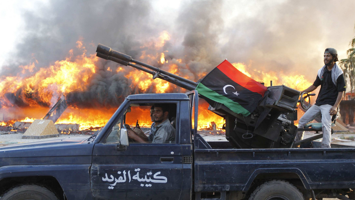 W amerykańskich komentarzach prasowych na temat Libii przeważa satysfakcja z - uważanego już za przesądzony - upadku reżimu Muammara Kaddafiego. Liczne głosy ostrzegają też jednak, że nie wiadomo jakie siły polityczne zastąpią dyktatora.