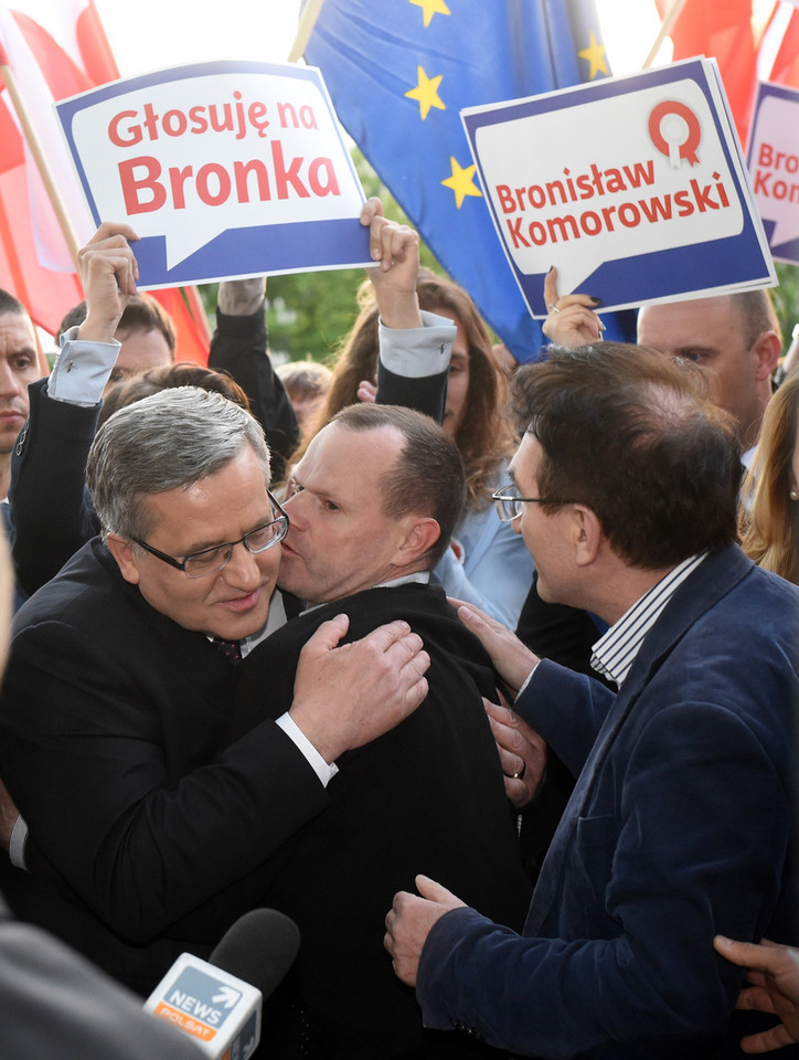 Ubiegający się o reelekcję prezydent Bronisław Komorowski gorąco wita się z Andrzejem Hadaczem 