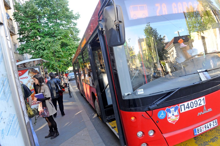 Žena je pala sa stepenika kada je pokušala da uđe u autobus