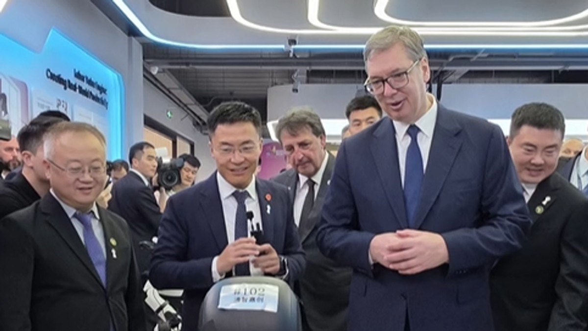 Vučić u obilasku fabrike Mint u Kini