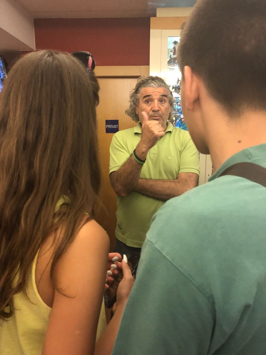 Đaci su satima u lobiju hotela