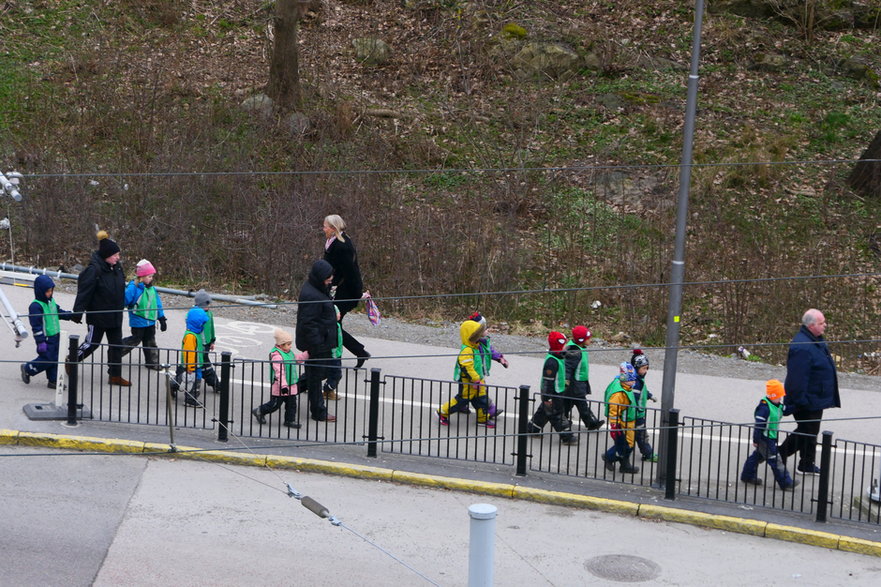 Grupa dzieci podczas spaceru w Sztokholmie 