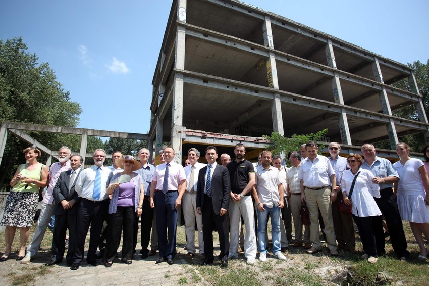 Prvi korisnici novca za tehnološki razvoj od Evropske banke: Đelić, Pajtić i Vesković sa profesorima i studentima