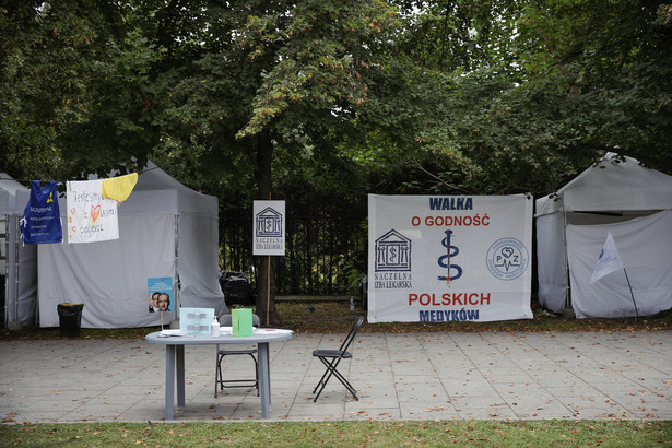 Piotr Müller odpowiada, że wszelkie pełnomocnictwa do rozmów ma minister zdrowia Adam Niedzielski.