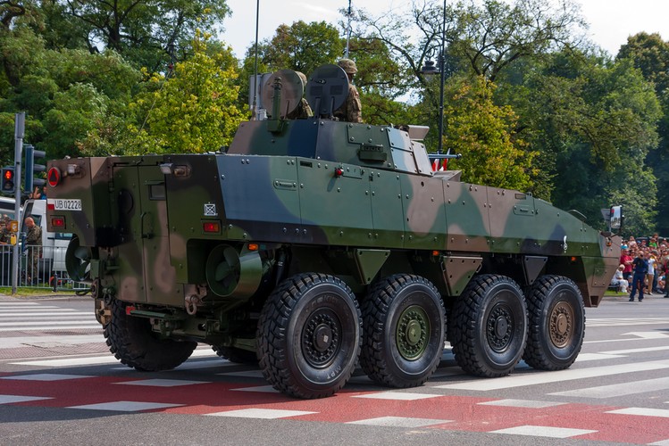 Polska zamyka drugą dziesiątkę rankingu. Twórcy globalfirepower index zakwalifikowali ją ze względu na położenie geograficzne jako kraj zorientowany na prowadzenie działań obronnych. Budżet zbrojeniowy naszego kraju to 9,36 mld dol. Na stanie uzbrojenia polskiego wojska znajduje się ponad tysiąc czołgów, 461 samolotów, 210 helikopterów oraz 83 statki.