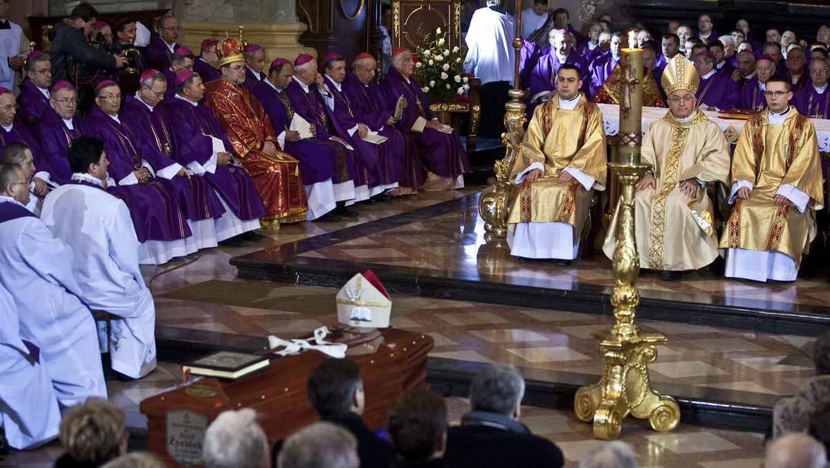 Trumna z ciałem abp. Józefa Życińskiego złożona została w sobotę po południu w sarkofagu w krypcie biskupów w podziemiach Lubelskiej Archikatedry.