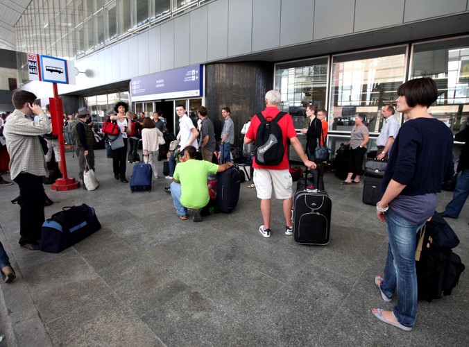 Strażacy wyprowadzali pasażerów