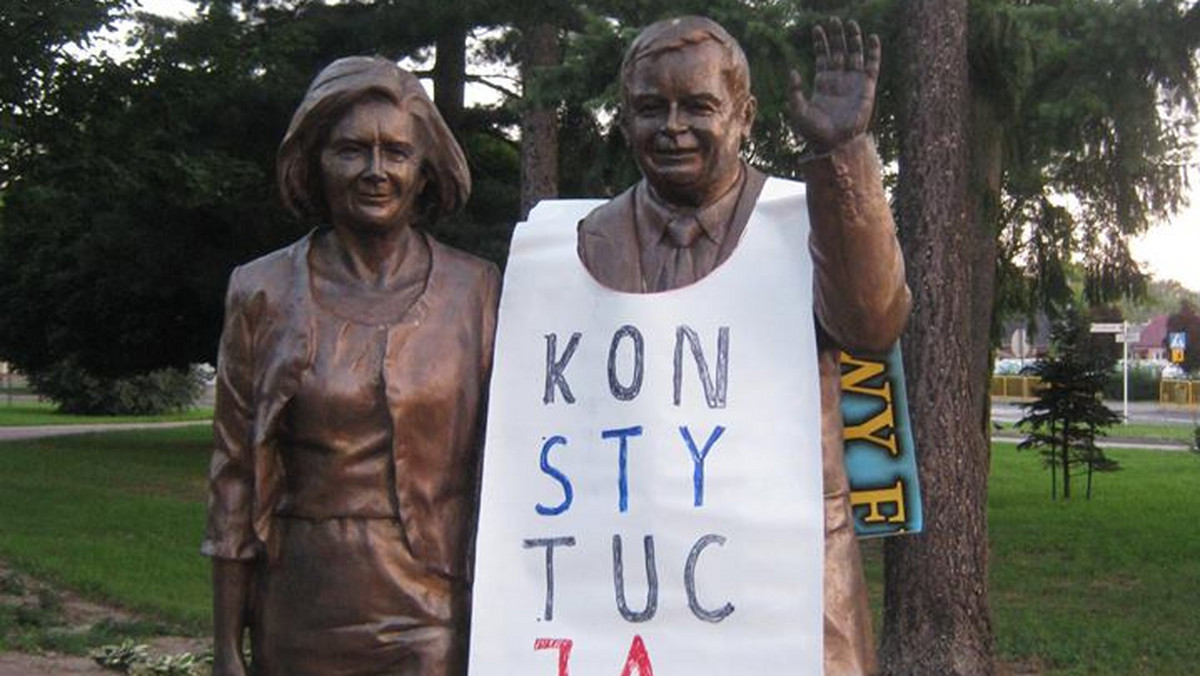 Baner na pomniku Lecha Kaczyńskiego. PO domaga się wyjaśnień od Joachima Brudzińskiego