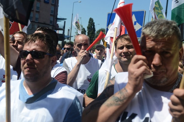 Związkowcy z Jastrzębskiej Spółki Węglowej podczas pikiety przed siedzibą PiS w Warszawie