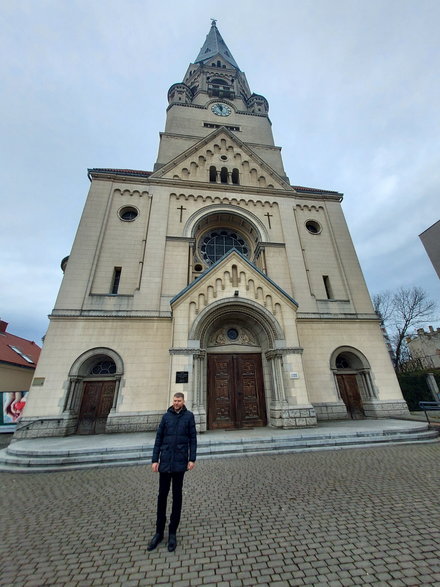 Ks. Michał Makula przed kościołem, w którym jest proboszczem