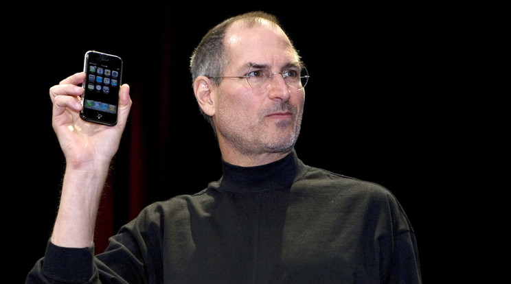 Steve Jobs az első iPhone a készülék 2007. január 9-i bemutatóján San Franciscóban. Persze Jobs igazi látnokként sejtette, hogy ezzel az eszközzel halatmasat dobnak, és talán forfogatják az életünk addig megszokott rendjét. De, hogy milyen mértékben azt senki sem láthatta előre. Így azt sem, hogy az Apple akkor megszerzett részvényei milyen elképesztő értéknövekedésen mennek keresztül, és maga a cég is mennyire értékessé válik. / Foto: NorthFoto