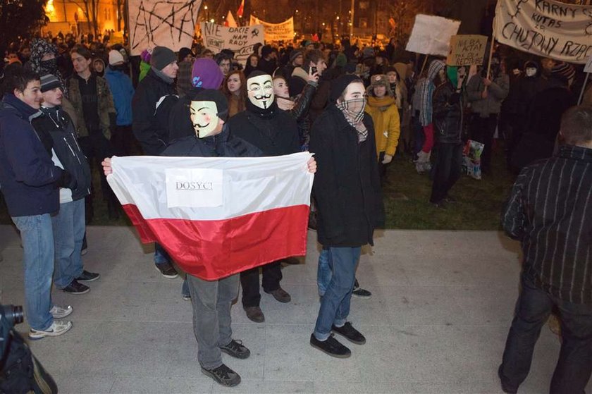 Czy ten rząd ma jeszcze kontrolę nad krajem?