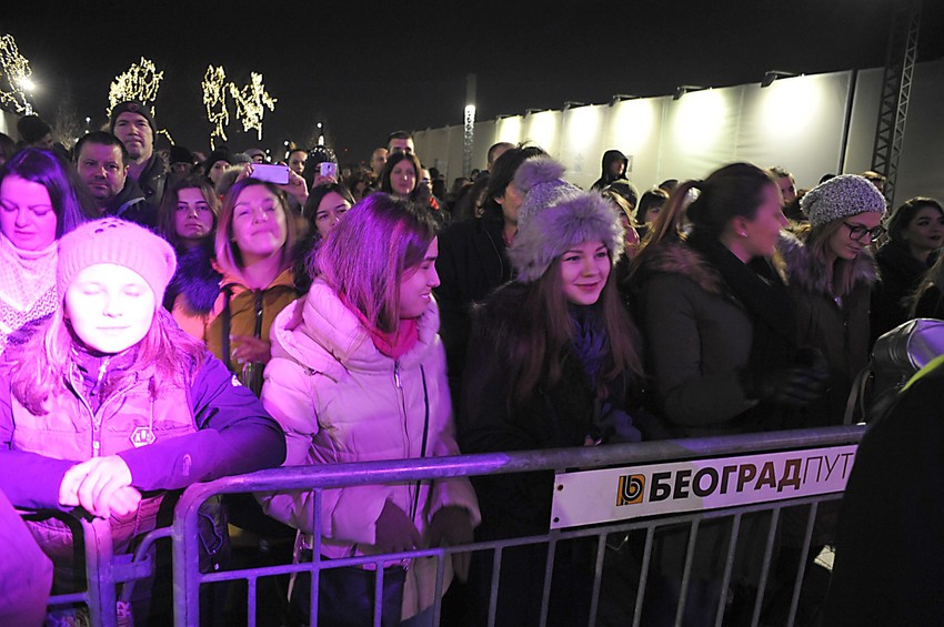 Publika uživa uz hitove benda "Ničim izazvan"