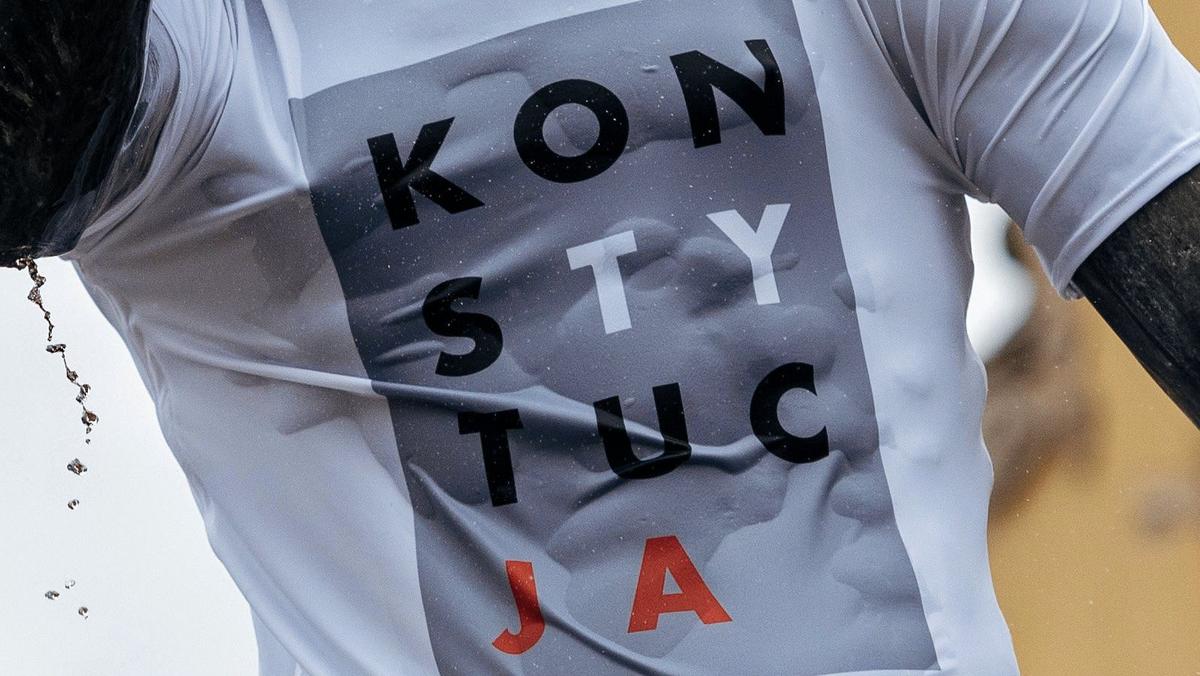 Częstochowska prokuratura: Koszulki z napisem "Konstytucja" nie znieważyły  pomników - Dziennik.pl