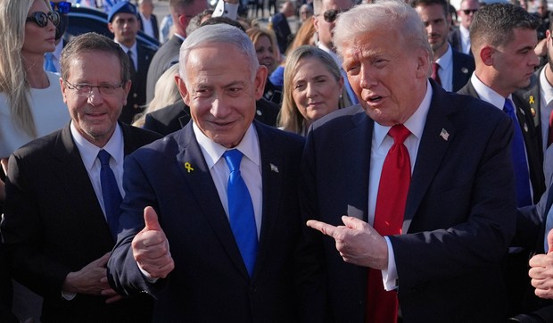 Benjamin Netanjahu i Donald Tramp na aerodromu Ben Gurion kod Tel Aviva 13. oktobra 2025.