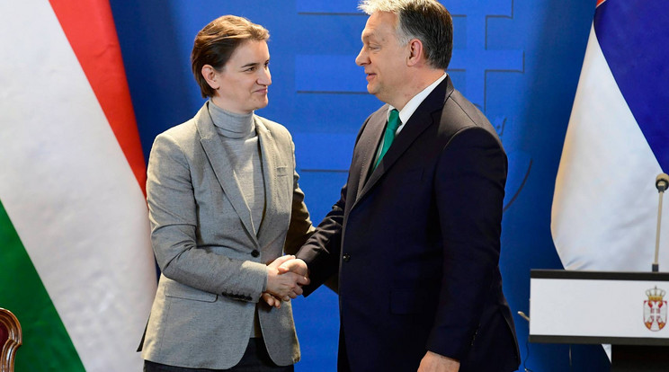 Ana Brnabic szerb és Orbán Viktor magyar miniszterelnök kezet fog, miután sajtónyilatkozatot tettek a magyar-szerb kormányülést követően a Parlamentben / MTI Fotó: Szigetváry Zsolt